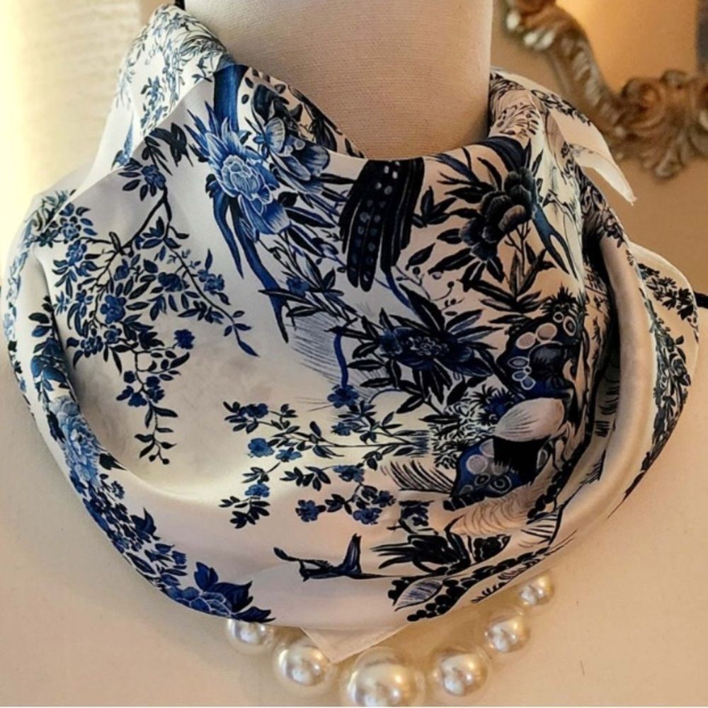 Floral scarf with silky feel